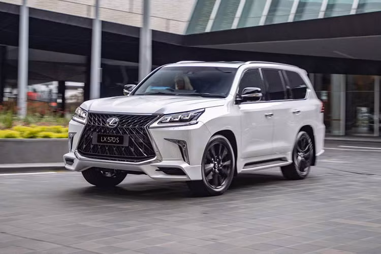 Mẫu SUV hạng sang Lexus LX570 S 2019 đã lần đầu tiên bị rò rỉ hình ảnh vào hồi tháng 9 năm ngoái. Hơn 1 năm sau, mẫu xe được mệnh danh "chuyên cơ mặt đất" này mới chính thức ra mắt tại thị trường Úc. Là phiên bản thể thao hơn của LX Superior đã ra mắt vào năm ngoái, Lexus LX570 S 2019 sở hữu hàng loạt tính năng độc quyền.