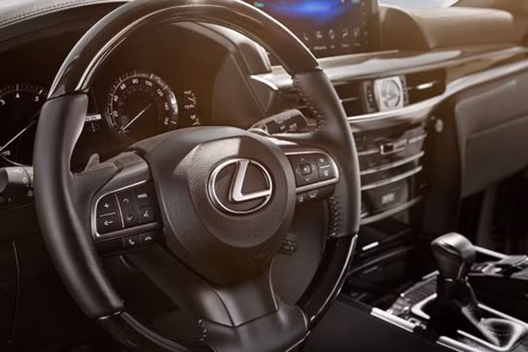 Về an toàn, xe cũng không thiếu trang bị như hệ thống Lexus Safety System +, bao gồm ngăn va chạm sớm với tính năng phát hiện người đi bộ, kiểm soát hành trình chủ động bằng radar, cảnh báo chuyển làn đường, đèn pha thích ứng, màn hình hiển thị thông tin trên kính chắn gió, phát hiện điểm mù, cảnh báo phương tiện cắt ngang khi lùi và 10 túi khí.