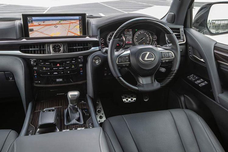 Không chỉ mang đến ngoại thất nổi bật hơn cho LX570 S 2019, thương hiệu xe sang Lexus còn thổi làn gió mới vào nội thất với chất liệu da semi-aniline màu đen hoặc đỏ rượu có tên Garnet. Được biết, da màu đỏ rượu là trang bị dành riêng cho Lexus LX570 S 2019, tương tự những chi tiết ốp gỗ Shimamoku màu xám. Chi tiết mới cuối cùng của Lexus LX570 S 2019 là bộ pedal bằng hợp kim.