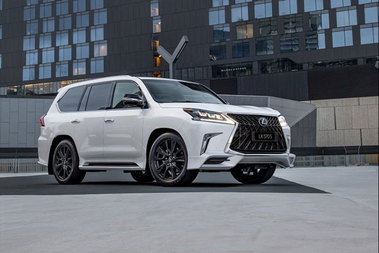 Chưa hết, chuyên cơ mặt đất Lexus LX570 còn được bổ sung đèn tích hợp vào gương chiếu hậu ngoại thất, rọi logo "LX S" xuống mặt đất. Thêm vào đó là logo "LX570 S" trên đuôi xe như dấu hiệu nhận biết. Khi mua Lexus LX570 S 2019, khách hàng có thể tùy chọn 1 trong 2 màu sơn ngoại thất là trắng Sonic Quartz và đen Starlight Black.