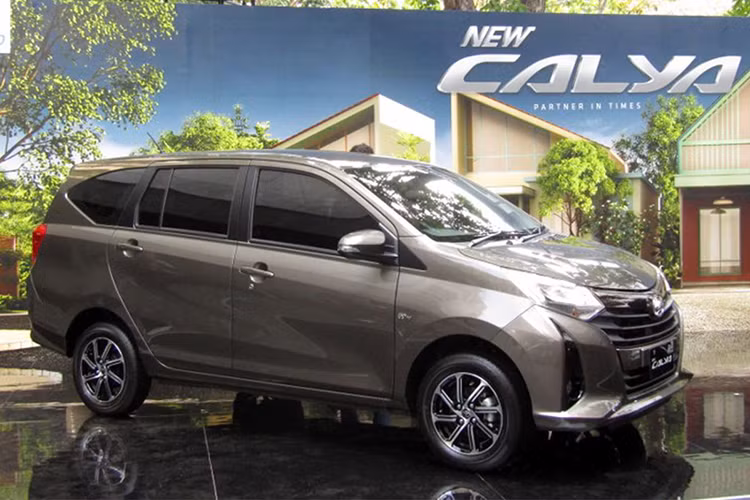 Toyota Calya 2020 mới tại Indonesia có kích thước 4.070 x 1.655 x 1.600 mm, ngắn hơn 130 mm so với Toyota Avanza, thấp hơn 60mm và hẹp hơn 95mm (mẫu xe này cũng được Toyota Việt Nam nhập khẩu từ Indonesia). 