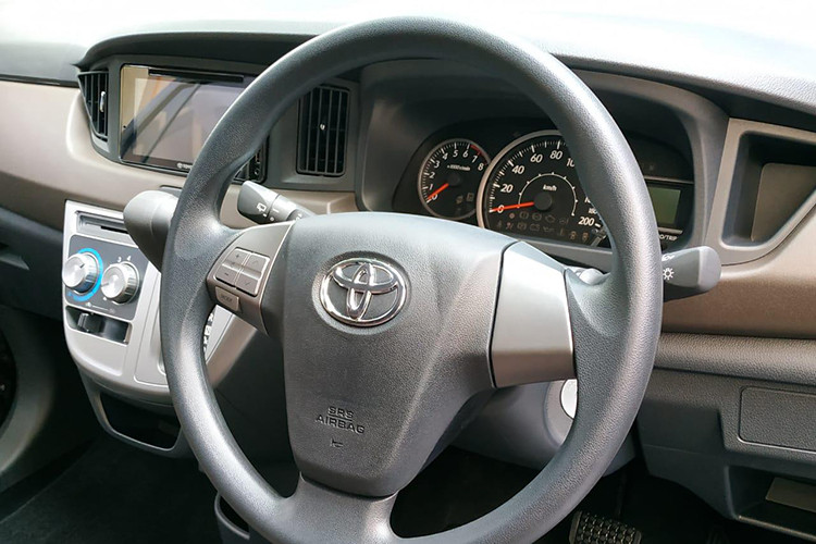 Những trang bị đáng chú ý khác của mẫu MPV giá rẻ này bao gồm hàng ghế giữa gập 60:40, cảm biến lùi, điều hòa chỉnh tay với cửa gió điều hòa hàng ghế sau, 4 cửa sổ chỉnh điện, màn hình đa thông tin trong bảng đồng hồ, 2 túi khí, hệ thống chống bó cứng phanh ABS và phân bổ lực phanh điện tử EBD. Bản G cao cấp hơn sẽ có gương chiếu hậu gập chỉnh điện, tích hợp đèn báo rẽ và ngăn chứa đồ bên dưới ghế.