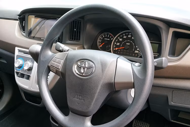 Những trang bị đáng chú ý khác của mẫu MPV giá rẻ này bao gồm hàng ghế giữa gập 60:40, cảm biến lùi, điều hòa chỉnh tay với cửa gió điều hòa hàng ghế sau, 4 cửa sổ chỉnh điện, màn hình đa thông tin trong bảng đồng hồ, 2 túi khí, hệ thống chống bó cứng phanh ABS và phân bổ lực phanh điện tử EBD. Bản G cao cấp hơn sẽ có gương chiếu hậu gập chỉnh điện, tích hợp đèn báo rẽ và ngăn chứa đồ bên dưới ghế.