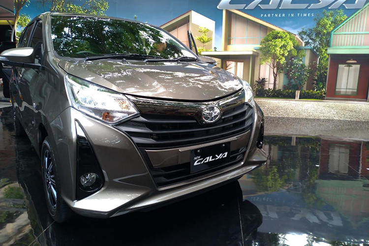 Phần đầu Toyota Calya 2020 mới với cản trước thiết kế góc cạnh và đèn sương mù hình tròn trong hốc nằm dọc màu đen. Ngoài ra, mẫu MPV 7 chỗ này còn có lưới tản nhiệt rộng hơn và nổi bật hơn. Nằm hai bên lưới tản nhiệt là cụm đèn pha LED mới, được trang bị tiêu chuẩn cho mọi phiên bản của Toyota Calya 2020 tại thị trường Indonesia.