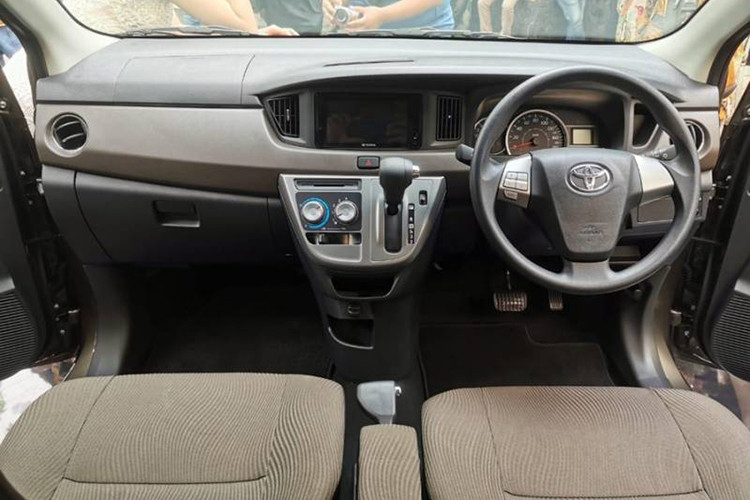 Bên trong Toyota Calya 2020 là không gian nội thất bọc nhựa và nỉ gần như giống hệt phiên bản cũ, trừ màu sắc tối hơn. Sự thay đổi đáng chú ý nhất trong nội thất là màn hình cảm ứng của hệ thống thông tin giải trí và vô lăng tích hợp phím âm thanh trên bản G cao cấp. Bản còn lại của Toyota Calya 2020 chỉ dùng đầu 2-DIN với cổng USB.