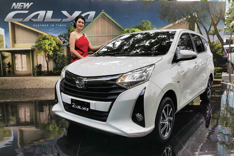Giống như bản cũ, Toyota Calya mới được trang bị tay lái chỉnh điện, hệ thống treo thanh giằng MacPherson phía trước, hệ thống treo thanh xoắn sau, phanh đĩa thông khí trước và phanh tang trống sau. Tại Indonesia, giá xe Toyota Calya 2020 bán khởi điểm từ 137 - 158 triệu rupiah (tương đương 227 - 259 triệu đồng).
