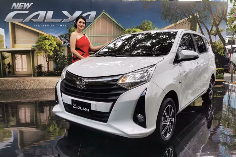 Giống như bản cũ, Toyota Calya mới được trang bị tay lái chỉnh điện, hệ thống treo thanh giằng MacPherson phía trước, hệ thống treo thanh xoắn sau, phanh đĩa thông khí trước và phanh tang trống sau. Tại Indonesia, giá xe Toyota Calya 2020 bán khởi điểm từ 137 - 158 triệu rupiah (tương đương 227 - 259 triệu đồng).