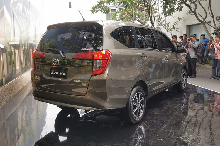 Vòng ra phía sau, chúng ta có thể thấy cụm đèn hậu được thiết kế hình chữ "C" theo phong cách của Toyota Innova. Tạo hình bên trong cụm đèn hậu cũng được thay đổi. Nối giữa 2 cụm đèn hậu này là thanh ngang mạ crôm màu tối, tích hợp logo của hãng Toyota. Thiết kế sườn xe không có gì thay đổi, nó chỉ bổ sung bộ vành 14 inch phối 2 màu, đi với lốp 175/65.