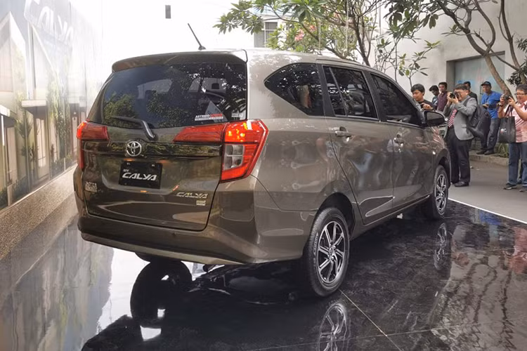 Vòng ra phía sau, chúng ta có thể thấy cụm đèn hậu được thiết kế hình chữ "C" theo phong cách của Toyota Innova. Tạo hình bên trong cụm đèn hậu cũng được thay đổi. Nối giữa 2 cụm đèn hậu này là thanh ngang mạ crôm màu tối, tích hợp logo của hãng Toyota. Thiết kế sườn xe không có gì thay đổi, nó chỉ bổ sung bộ vành 14 inch phối 2 màu, đi với lốp 175/65.