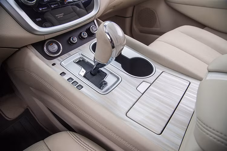 So với phiên bản xe hiện hành, Nissan Murano 2016 vẫn được duy trì khối động cơ xăng V6 dung tích 3,5L cho công suất 260 mã lực. Xe sẽ sử dụng hệ dẫn động cầu trước hoặc hệ dẫn động bốn bánh toàn thời gian đi kèm một hộp số vô cấp CVT.