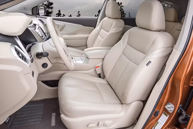 Trên các phiên bản cao cấp nhất của Murano tại châu Âu hay Mỹ có cabin sang không kém các dòng xe cao cấp với các chi tiết ốp gỗ và nội thất bọc da màu sáng cùng hàng loạt những tính năng ưu việt đi kèm.