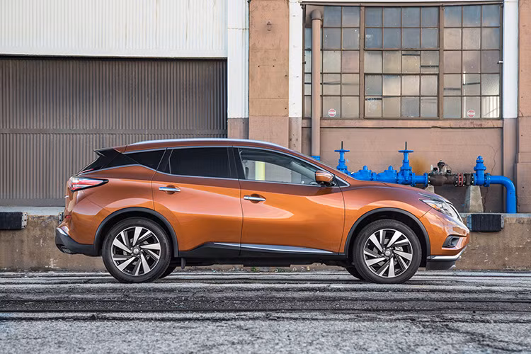 Đặc điểm độc đáo nhất trên mẫu xe mới đó là cột D của xe có màu đen, tạo cảm giác như các cửa kính bên của xe chạy nối liền với kính hậu, khiến cho mui xe như "nổi" trên kính.