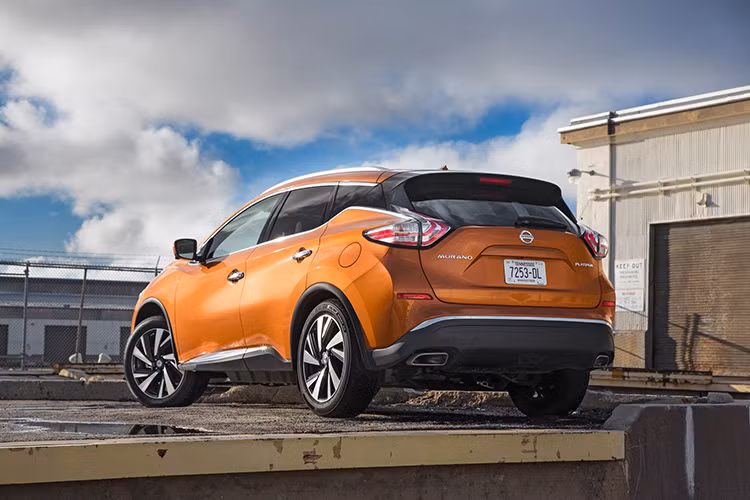 Bên cạnh đó là những đèn pha LED và đèn hậu hình boomerang độc đáo. Thiết kế phần đuôi sau cũng mang những nét mới khiến cho mẫu xe này có vẻ bề ngoài bắt mắt, mạnh mẽ và trẻ trung hơn.