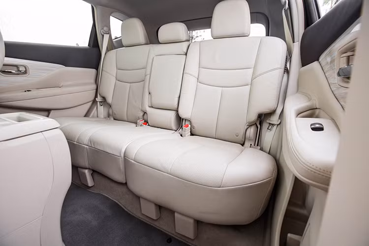 Xe được trang bị đầy đủ các tiện nghi cao cấp như hàng ghế trước chỉnh điện, hệ thống thông tin giải trí thế hệ mới Nissan Connect SM với màn hình cảm ứng đa chạm 8 inch có hỗ trợ định vị và ứng dụng di động... 