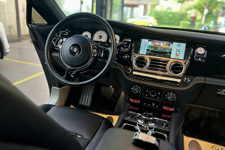 Theo đơn vị bán xe đã chia sẻ hiện đã có khách hàng cọc mua chiếc Rolls-Royce Wraith của Cường Đô la có giá bán đến 17,6 tỷ đồng, đắt hơn 900 triệu so với Rolls-Royce Phantom Sacred Fire từng của ông Trịnh Văn Quyết.