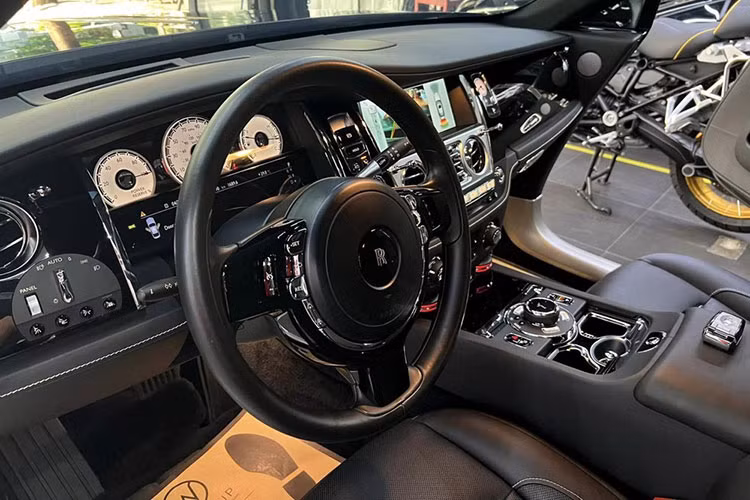Động cơ kết hợp với hộp số tự động ZF 8 cấp cùng hệ dẫn động cầu sau, nhờ đó, chiếc xe siêu sang Rolls-Royce Wraith chỉ mất thời gian 4,6 giây là có thể tăng tốc lên 100 km/h từ vị trí xuất phát trước khi đạt tốc độ tối đa 250 km/h.