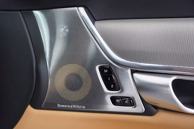 Phiên bản Volvo S90 chính hãng tại Việt Nam là bản Inscription, được trang bị động cơ 4 xi-lanh tăng áp công suất tối đa 250 mã lực và mô-men xoắn cực đại 349 Nm. Dưới phiên bản này còn có bản Momentum, trong khi chiếc S90 cao cấp nhất hiện nay là T6 AWD Momentum.