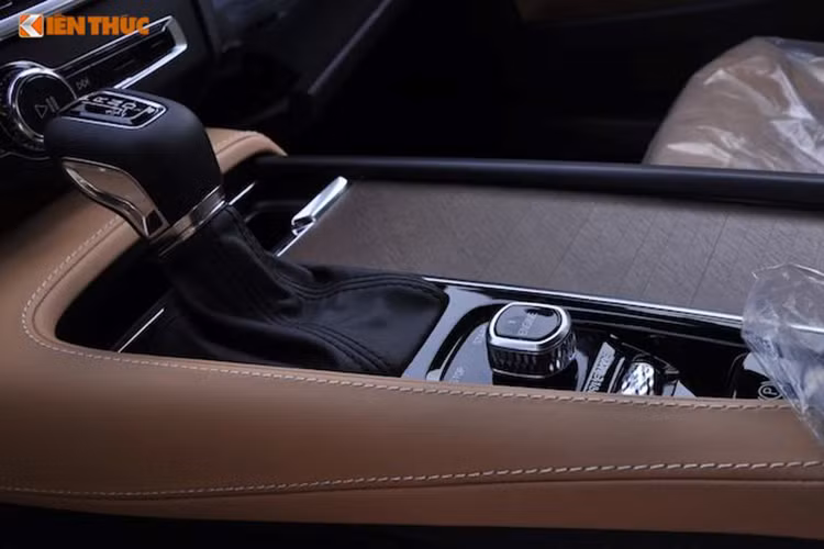 Tất cả các phiên bản của S90 đều sử dụng chung động cơ 2.0l 4 xi-lanh, tuy nhiên bản Momentum được trang bị cả tăng áp lẫn siêu nạp để cho công suất lên tới 316 mã lực. Với động cơ dung tích nhỏ, chiếc xe sẽ được lợi về thuế TTDB. Phiên bản Inscription này được trang bị hộp số tự động 8 cấp kết hợp với hệ dẫn động cầu trước.