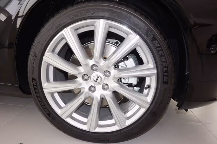 Phiên bản Inscription vừa về tới Việt Nam được trang bị bộ vành hợp kim 10 cánh 19 inch, càng làm tăng sự sang trọng và thanh lịch cho chiếc xe. Được nhập nguyên chiếc dưới dạng xe mới về Việt Nam, xe được sử dụng lốp Michellin kích cỡ 255/40R.