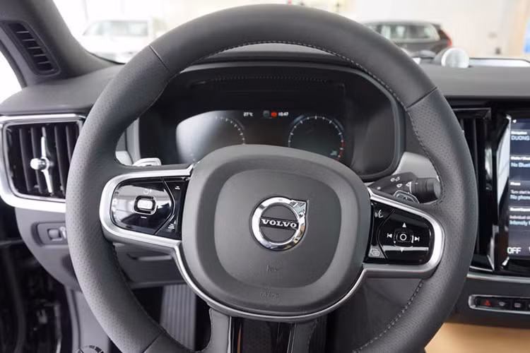 Không chỉ sử dụng các vật liệu cao cấp như da và gỗ tự nhiên, nội thất của S90 còn gây ấn tượng bởi sự cầu kỳ tới từng tiểu tiết. Điều này được thể hiện ngay cả ở những chi tiết như núm điều chỉnh góc nghiêng của các khe gió điều hòa được phay vát cạnh tinh xảo.