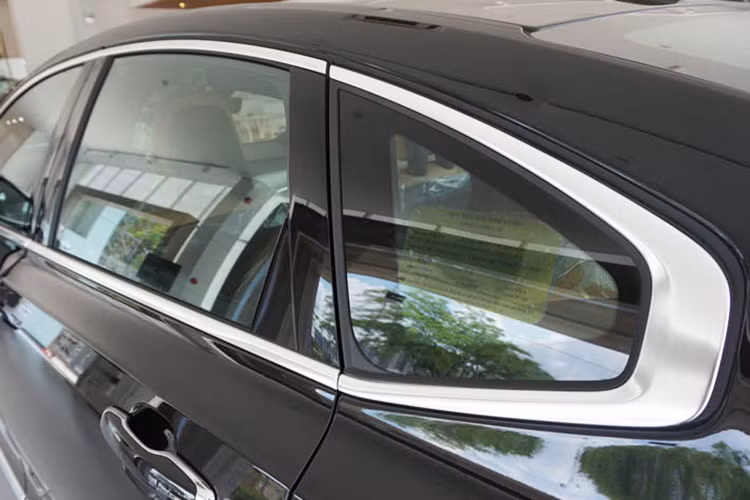 Từ hai bên thân xe, S90 sở hữu kiểu dáng thuôn mượt, đơn giản nhưng đậm chất tinh tế đã gắn liền với hình ảnh của hãng xe sang Thụy Điển nói riêng và phong cách thiết kế Bắc Âu nói chung.