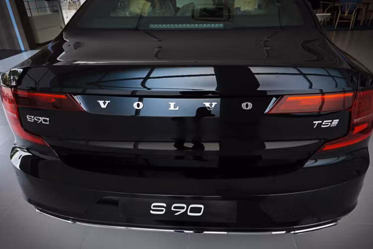 Phía sau xe được thiết kế gọn gàng nhưng sang trọng và hiện đại với cụm đèn hậu hình chữ C, cùng với dòng chữ Volvo chạy ngang nắp khoang hành lý. Cản sau thiết kế rộng với nẹp mạ crom sang trọng, phía dưới gầm là cụm ống xả đôi thiết kế mạnh mẽ, sang chảnh.