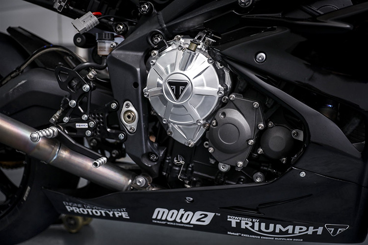 Triumph cho biết sẽ động cơ 3 xi-lanh thẳng hàng trên Daytona 765 mới sẽ mạnh mẽ hơn đáng kể so với thế hệ trước - bao gồm cả 675R và 765RS. Theo thống số kỹ thuật, 765 tạo ra công suất 121 mã lực, những chiếc xe phiên bản đua Moto2 thì mạnh khoảng 138 mã lực, do đó, dự đoán Daytona 765 mới có lẽ sẽ có khoảng 130 mã lực.