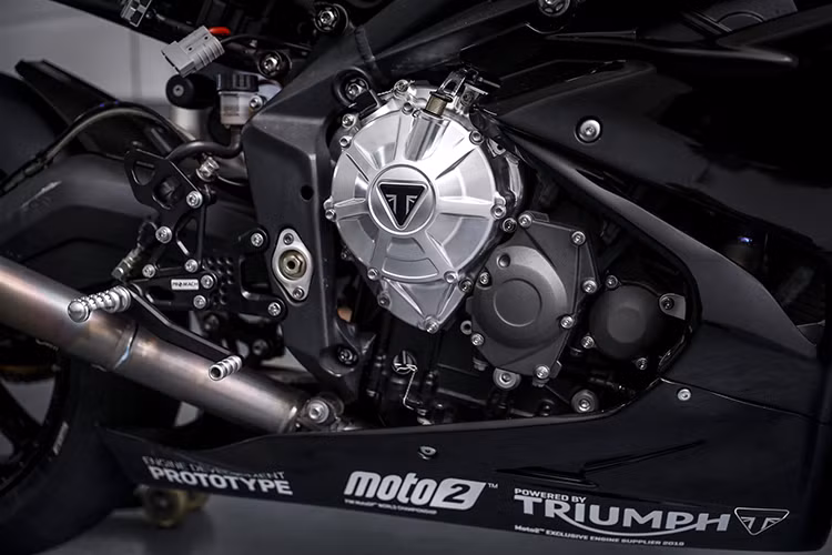Triumph cho biết sẽ động cơ 3 xi-lanh thẳng hàng trên Daytona 765 mới sẽ mạnh mẽ hơn đáng kể so với thế hệ trước - bao gồm cả 675R và 765RS. Theo thống số kỹ thuật, 765 tạo ra công suất 121 mã lực, những chiếc xe phiên bản đua Moto2 thì mạnh khoảng 138 mã lực, do đó, dự đoán Daytona 765 mới có lẽ sẽ có khoảng 130 mã lực.