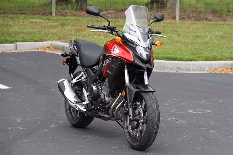 Mẫu xe môtô Honda CB500X 2018 có thể xem như "đàn em" của dòng 400X 2016 từng được xuất hiện làn đầu tiên tại triển lãm Tokyo Motor Show 2015 ở Nhật Bản. Nó cùng chung thiết kế nhưng sở hữu khối động cơ lớn hơn 471 phân khối vừa chính thức ra mắt thị trường Malaysia với phiên bản cập nhật màu mới.