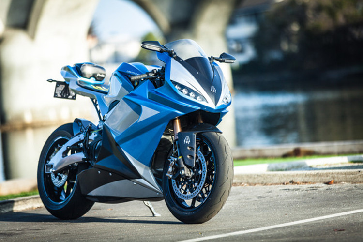 Mẫu xe môtô điện LS-218 đã khiến cả thế giới biết đến tiềm năng của nó vào năm 2010 khi tham gia cuộc thi Booneville Speed Weekks và tạo ra các hiện tượng bằng cách tạo số liệu thống kê là chiếc xe sản xuất nhanh nhất trên cả Kawasaki Ninja H2 với hệ thống siêu nạp Supercharge với tốc độ tối đa là 315 km/h.