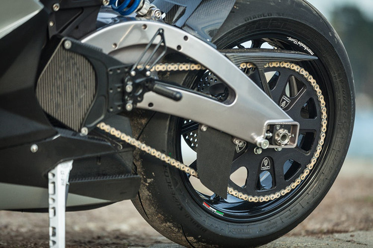 Bánh xe của môtô điện LS-218 là loại Magiê 17 inch nhẹ với kích thước lốp trước 120/70 Zr17 và kích thước lốp sau 190/55 ZR17 với kích thước pin để lựa chọn từ 3 kích cỡ: 12 Kwh, 15 Kwh và 20 Kwh.