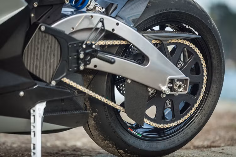 Bánh xe của môtô điện LS-218 là loại Magiê 17 inch nhẹ với kích thước lốp trước 120/70 Zr17 và kích thước lốp sau 190/55 ZR17 với kích thước pin để lựa chọn từ 3 kích cỡ: 12 Kwh, 15 Kwh và 20 Kwh.