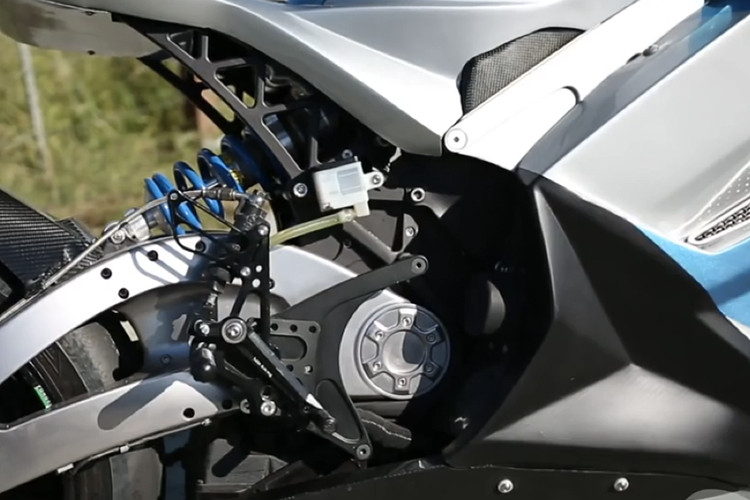 LS-218 là một chiếc sportbike trang bị fairing thể thao đầy đủ sử dụng động cơ điện. Công suất động cơ điện 150 kw, làm mát bằng nước. Cung cấp mã lực tối đa ở mức 204 mã lực tại 10.500 vòng / phút, mô-men xoắn cực đại 227 Nm. Hệ thống truyền động Direct Drive Motor không có bánh răng kết cấu chính và vòng bi làm từ vật liệu sợi carbon trộn với nhôm.