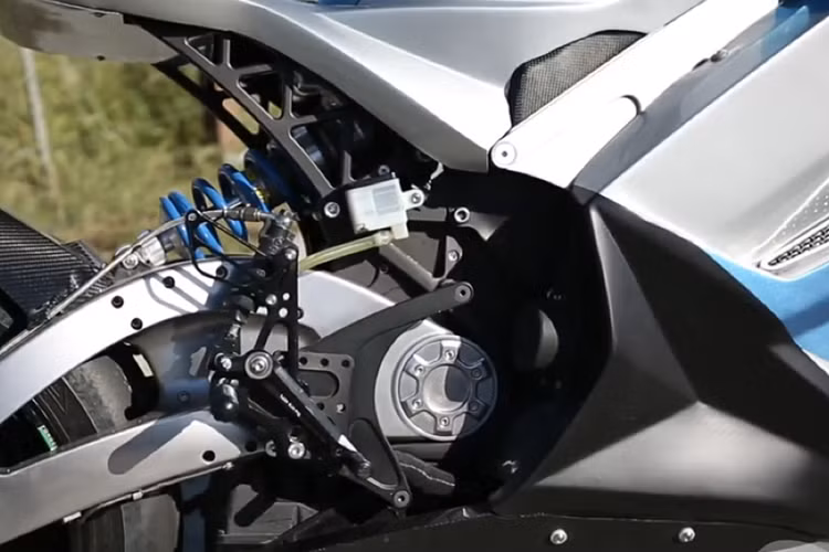 LS-218 là một chiếc sportbike trang bị fairing thể thao đầy đủ sử dụng động cơ điện. Công suất động cơ điện 150 kw, làm mát bằng nước. Cung cấp mã lực tối đa ở mức 204 mã lực tại 10.500 vòng / phút, mô-men xoắn cực đại 227 Nm. Hệ thống truyền động Direct Drive Motor không có bánh răng kết cấu chính và vòng bi làm từ vật liệu sợi carbon trộn với nhôm.