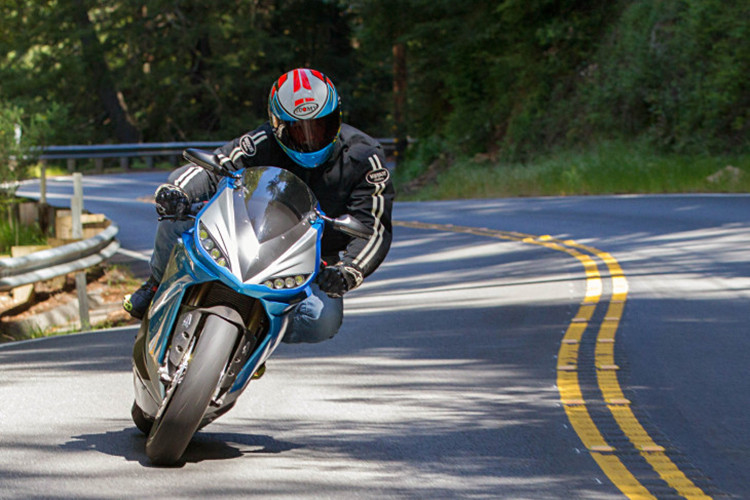 Đáng chú ý là sức mạnh tối đa của xe lên tới 200 mã lực và mô-men xoắn 226Nm. Với sức mạnh này, chiếc môtô điện Lighting LS-218 có khả năng tăng tốc từ 0 lên 100km/h chỉ mất chưa đầy 3 giây và lên 160km/h mất chưa tới 10 giây - đến siêu môtô cũng phải kính nể.