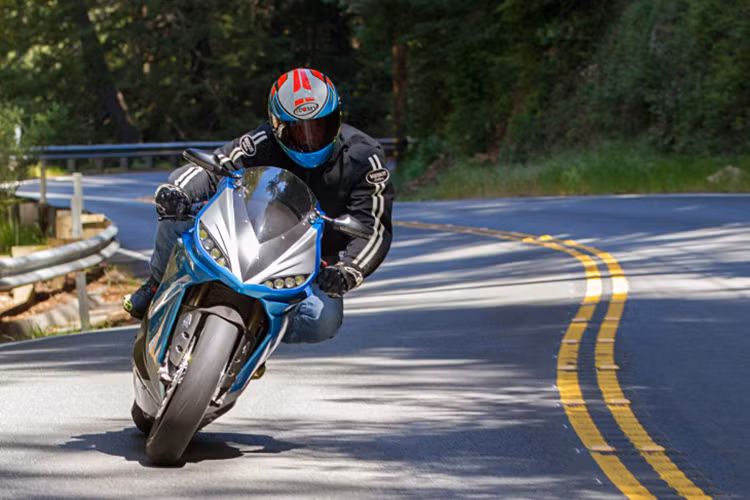 Đáng chú ý là sức mạnh tối đa của xe lên tới 200 mã lực và mô-men xoắn 226Nm. Với sức mạnh này, chiếc môtô điện Lighting LS-218 có khả năng tăng tốc từ 0 lên 100km/h chỉ mất chưa đầy 3 giây và lên 160km/h mất chưa tới 10 giây - đến siêu môtô cũng phải kính nể.