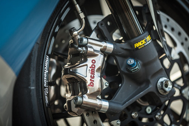 Hệ thống treo trước của xe dạng Upside Down thương hiệu Ohlins FGRT NIX30, cùng thông số kỹ thuật được sử dụng trong trường đua WSBK, hệ thống treo sau Onlins TTX36, đĩa trước kích thước 320 mm, phanh Brembo 4pis. Phía sau, phanh sau đĩa đơn 240mm. phanh Brembo.