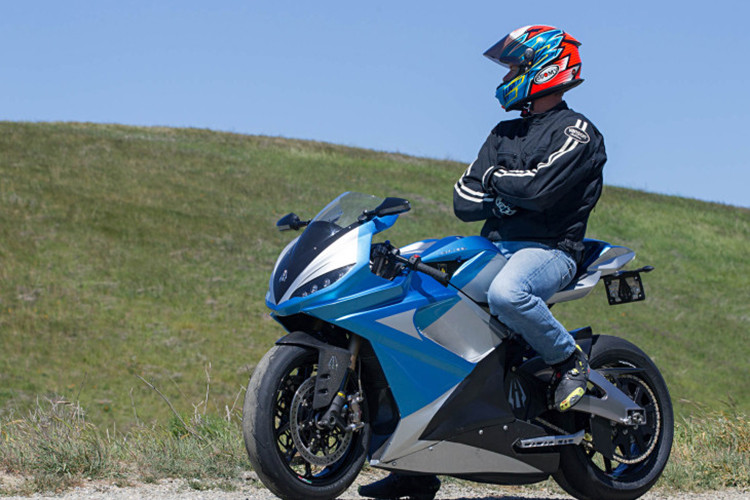 Lightning LS- 218 có thể vận hành quảng đường 160km trên 1 lần sạc. Với bộ phận sạc nhanh hệ thống pin của LS- 218 có thể sạc đầy trong vòng 30 phút. Hiện hãng xe máy điện Mỹ cũng đang lên kế hoạch phát triển một mô hình tương lai của pin 60 Kwh có thể chạy xa tới 600 km mỗi lần sạc.