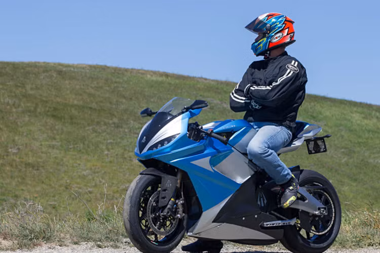 Lightning LS- 218 có thể vận hành quảng đường 160km trên 1 lần sạc. Với bộ phận sạc nhanh hệ thống pin của LS- 218 có thể sạc đầy trong vòng 30 phút. Hiện hãng xe máy điện Mỹ cũng đang lên kế hoạch phát triển một mô hình tương lai của pin 60 Kwh có thể chạy xa tới 600 km mỗi lần sạc.