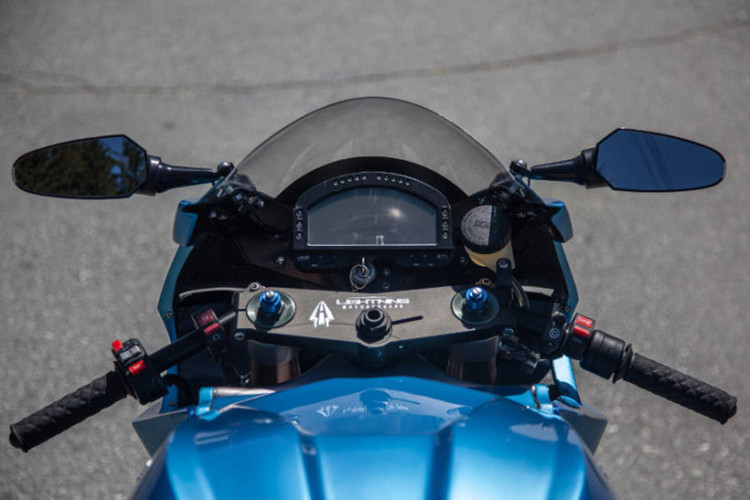 Trên phiên bản mới nhất của xe vẫn được trang bị tay lái dạng clip-on, màn hình lcd cỡ lớn chỉ tốc độ cũng như các chỉ số nhiên liệu, cảnh báo... của xe. Các nút bấm được bố trí hợp lý, kèm theo kính chắn gió.