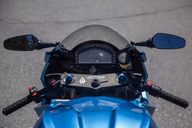 Trên phiên bản mới nhất của xe vẫn được trang bị tay lái dạng clip-on, màn hình lcd cỡ lớn chỉ tốc độ cũng như các chỉ số nhiên liệu, cảnh báo... của xe. Các nút bấm được bố trí hợp lý, kèm theo kính chắn gió.