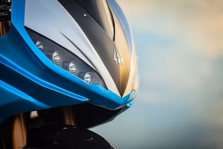 Xe môtô điện Lightning LS-218 được trang bị hệ thống khung bằng sợi carbon, nhìn bên ngoài khó ai có thể nghĩ nó là một chiếc xe chạy điện bởi thiết kế mang phong cách sportbike đầy mạnh mẽ. Các chi tiết bên ngoài của xe dạng khí động học, đèn xe được trang bị full led khá hiện đại.