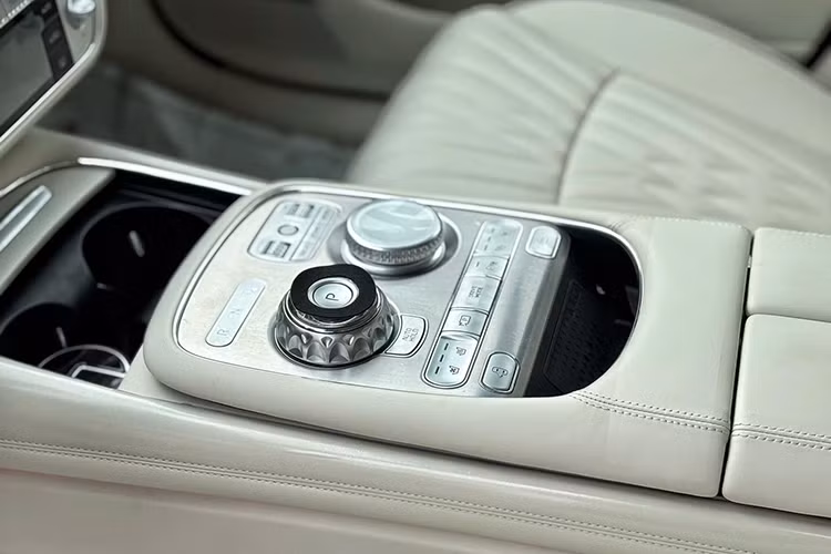 Đặc biệt, phiên bản trục cơ sở kéo dài sở hữu cấu hình hai ghế sau độc lập, được trang bị bệ tỳ chân, chức năng massage và màn hình điều khiển tích hợp ở khu vực trung tâm. Đây là một điểm nhấn đáng chú ý, hướng đến nhóm khách hàng ưa thích sự tiện nghi và riêng tư.