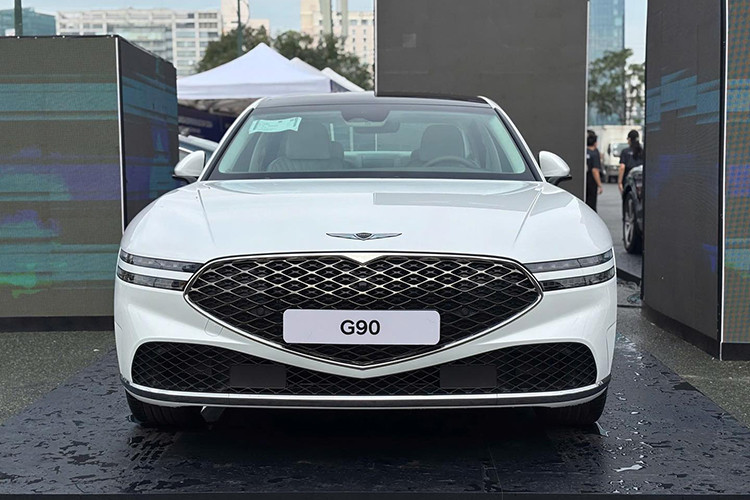 Ở phía sau, Genesis G90 2024 sở hữu cụm đèn hậu trải dài toàn bộ chiều rộng. Xe có hai tùy chọn trục cơ sở: bản tiêu chuẩn và bản kéo dài, trong đó phiên bản trục cơ sở kéo dài sở hữu chiều dài lên đến 3.370 mm, tăng cường không gian cho hàng ghế sau. 