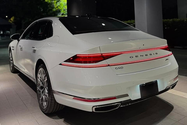 Cung cấp sức mạnh cho Genesis G90 tại Việt Nam là động cơ xăng 3.5L tăng áp cho công suất 375 mã lực và 530 Nm mô-men xoắn. Động cơ đi kèm hộp số tự động 8 cấp. G90 được xem là một đối thủ đáng gờm khi đặt lên bàn cân với các mẫu xe sang của Đức.