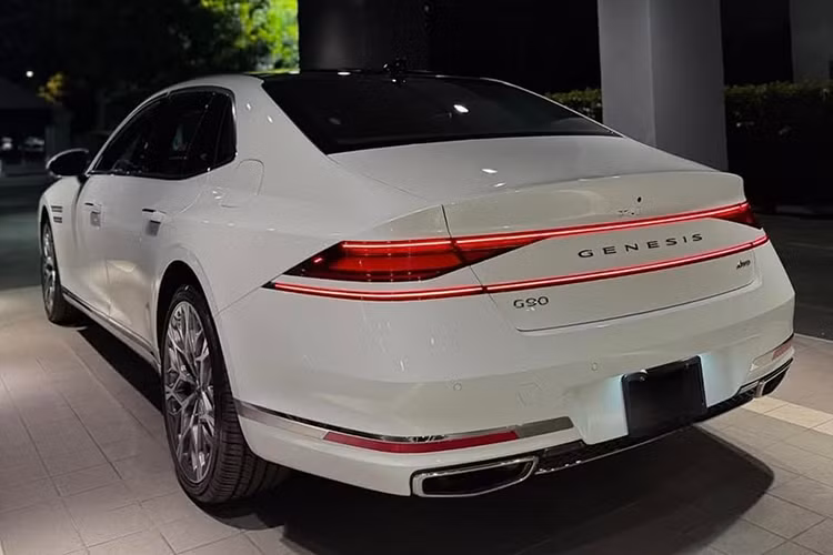 Cung cấp sức mạnh cho Genesis G90 tại Việt Nam là động cơ xăng 3.5L tăng áp cho công suất 375 mã lực và 530 Nm mô-men xoắn. Động cơ đi kèm hộp số tự động 8 cấp. G90 được xem là một đối thủ đáng gờm khi đặt lên bàn cân với các mẫu xe sang của Đức.