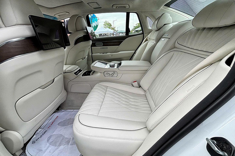 Về trang bị an toàn, khả năng cao G90 tại Việt Nam vẫn sở hữu các trang bị tiện ích giống bản phân phối tại thị trường quốc tế như: ga tự động thích ứng, hỗ trợ giữ làn đường, cảnh báo tiền va chạm, hỗ trợ phanh khẩn cấp,...