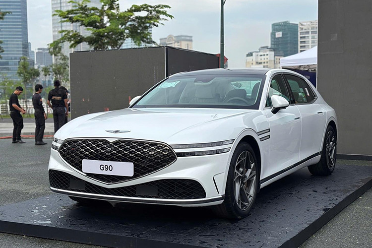 Mẫu sedan hạng sang Genesis G90 2024 thế hệ mới vừa được Hyundai Thành Công trưng bày tại sự kiện ở TP. HCM. Tuy nhiên, Hyundai Thành Công vẫn chưa tiết lộ kế hoạch phân phối các sản phẩm của Genesis tại thị trường Việt Nam. Chiếc Genesis G90 xuất hiện tại sự kiện thuộc thế hệ thứ hai, được xem là mẫu xe đầu bảng của thương hiệu con thuộc Hyundai.