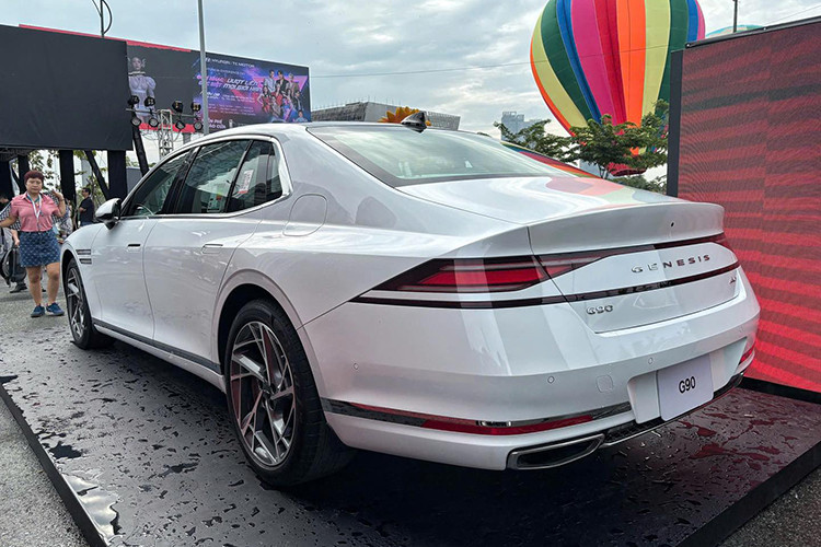 Mẫu xe sedan hạng sang Genesis G90 thế hệ mới được phát triển dựa trên ngôn ngữ thiết kế Athletic Elegance - sự kết hợp giữa phong cách thể thao và sự tinh tế. Điểm nhấn ở phần đầu xe nằm ở nắp ca-pô dạng vỏ sò, cụm đèn pha LED độc đáo với hai dải sáng mảnh chạy song song, cùng lưới tản nhiệt lớn hình kim cương.