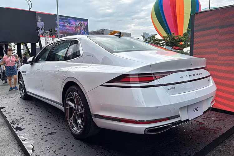 Mẫu xe sedan hạng sang Genesis G90 thế hệ mới được phát triển dựa trên ngôn ngữ thiết kế Athletic Elegance - sự kết hợp giữa phong cách thể thao và sự tinh tế. Điểm nhấn ở phần đầu xe nằm ở nắp ca-pô dạng vỏ sò, cụm đèn pha LED độc đáo với hai dải sáng mảnh chạy song song, cùng lưới tản nhiệt lớn hình kim cương.